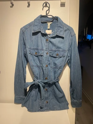 Jeans skjorta - Jeans skjorta som är helt oanvänd med prislappen kvar 
