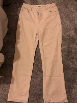 Beiga jeans - High waist jeans i ett mjukt  material, aldrig använda 