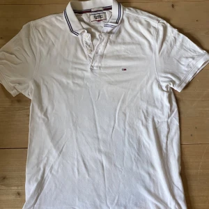 Pikétröja  - Pikétröja från tommy hilfiger, utmärkt skick men har inte strykts på ett tag. Storlek M men passar också S. För mer info, skriv. Pris kan diskuteras.