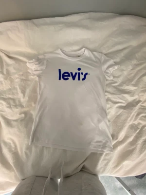 Levis topp - Har en liten fläck, se andra bilden💗