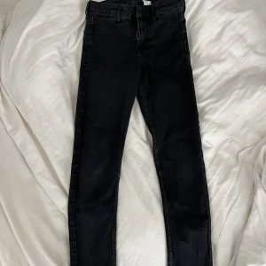 Svarta jeans  - Tajta svarta jeans  Pris kan alltid diskuteras 🖤