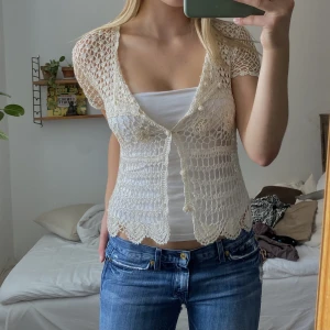 Fin broderad kofta! - Så fin broderad kofta, mycket bra skick! Skriv om du har någon fråga, om du vill köpa använder du dig av köp nu funktionen 💕💕