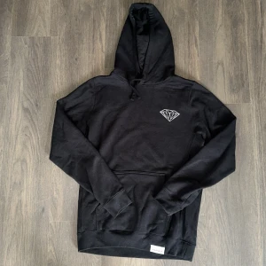 Hoodie - Hoodie från Diamond.   Rensar ur min garderob just nu🌼 Kika och se om du ser något mer i min profil som du gillar så skickar jag med det till dig också!😊 Fler kläder kommer! 