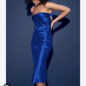 Blå satin klänning från Gina Tricot, använd 1gång