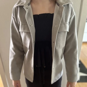 Grå kappa  - Grå kappa från Gina tricot i storlek xxs men skulle säg att den passar upp till S. Den är andvänd en del men inget fel på. 