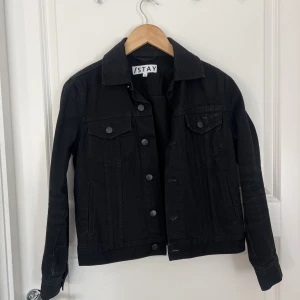 Jeansjacka - Jättefin svart jeansjacka från stay som tyvärr inte kommer till användning 🩷