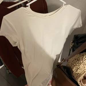 Basic T shirt - Skönt rum tygg som ger skims känsla. Kräm vit lång T-shirt 