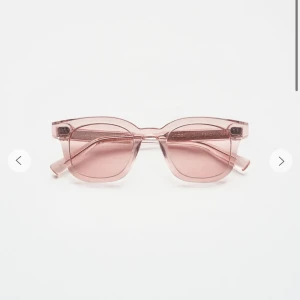 Chimi solglasögon - Rosa chimi solglasögon i modellen 02. Glasögonen är helt oanvända, boxen tillkommer och puttsduken är inplastad✨🕶️