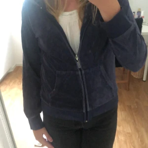 Zip hoodie - Mörkblå ziphoddie💙 väl använd med inga defekter eller liknande! 