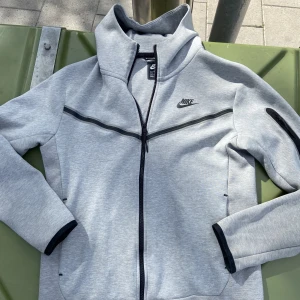 nike tech fleece tracksuit - Säljer den pågrund att den inte passar mig. Tröjan är storlek M
