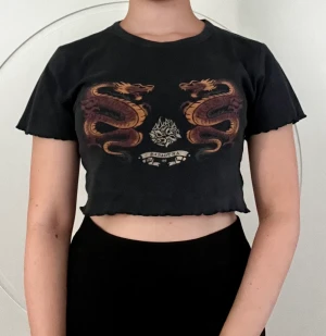Topp - Cool croppad topp från Urban som varit en av mina favoriter. Snyggt tryck på framsidan och mjukt tyg. Passar en S-M ✨