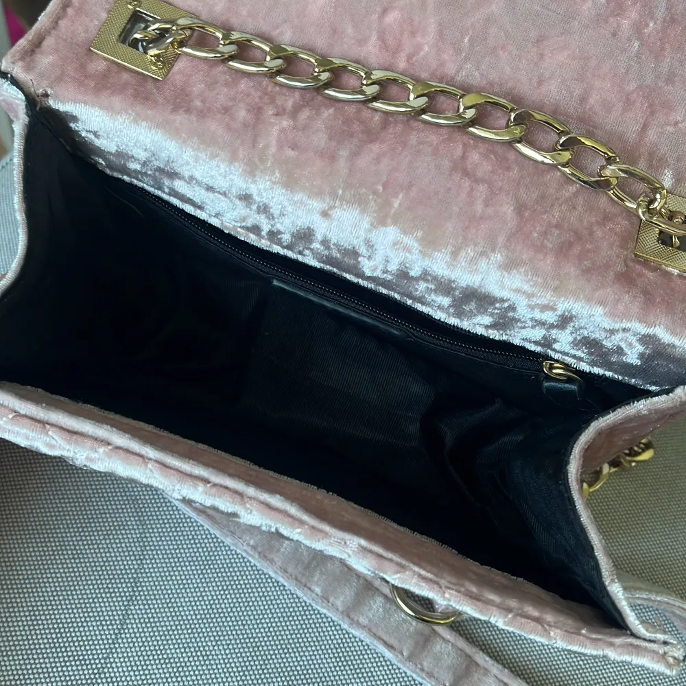 Säljer en söt rosa väska som köptes i Dubai. Får tyvärr ingen användning för denna löngre så söker ny ägare!. Väskor.