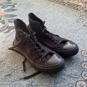 Converse all star high top svart - Helt svarta Converse all star i bra skick, storlek 40  *Håller på att flytta så köp gärna så snart som möjligt*