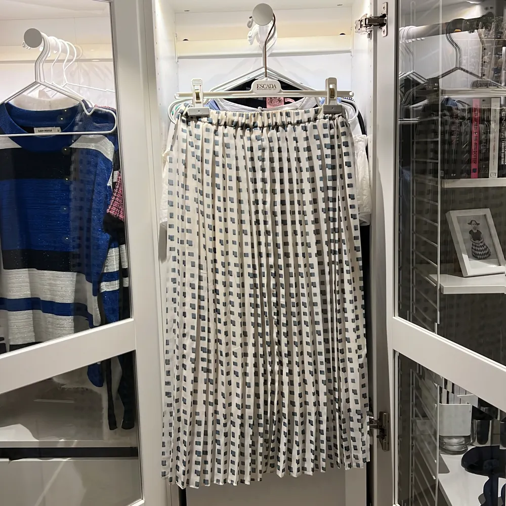 Plisserad kjol från Uniqlo i storlek xs. Sparsamt använd! Kan både posta och mötas upp och kan även skicka fler bilder om det önskas!💕. Kjolar.