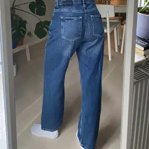 Mörkblå jeans från Noisy May i modellen Brooke. Storlek 27/32. Sparsamt använda så i fint skick!