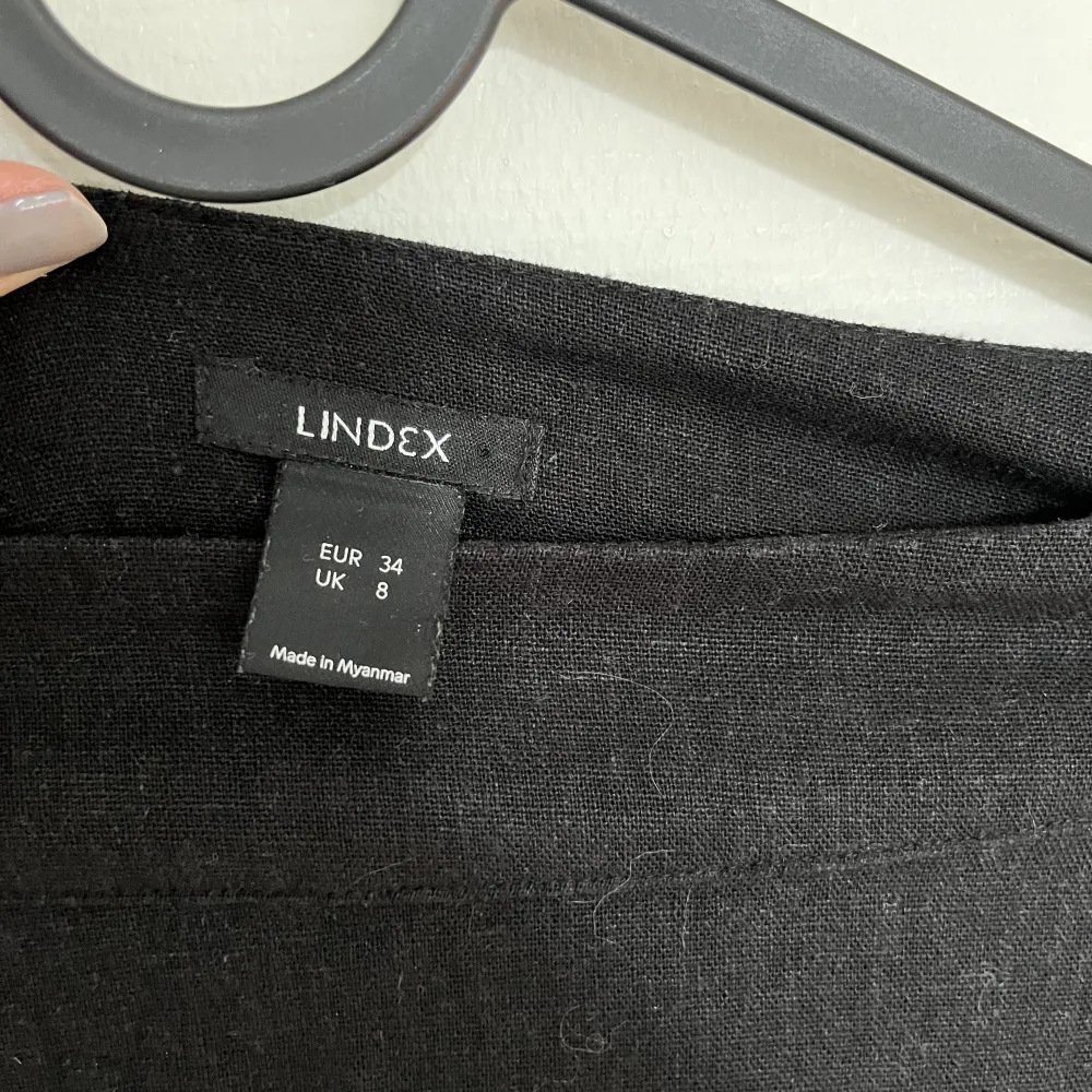 En svart linnekjol från Lindex i storlek 34, sparsamt använd. Jättefin kvalitet och passar jättebra både till dag och kväll💗 kjolen har en volang nere. Kjolar.