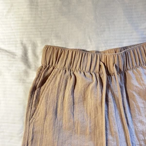 Linnebyxor  - Linnebyxor endast använd ett fåtal gången och är i nyskick. Säljer då de är för korta för mig. De är ljusbeige och väldigt fina i övrigt 