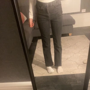 Svarta zara denim jeans - Säljer mina zara jeans eftersom dom är högmidjade och jag föredrar lågmidjat, jag har haft på mig dom någon gång innan men annars orörda.💗
