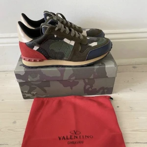 Valentino - Säljer mina snygga skor storlek 43
