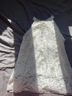 Vit topp - Spets topp i bra skick, har ärft den så vet ej vart den är ifrån. Skriv för fler bilder🤍