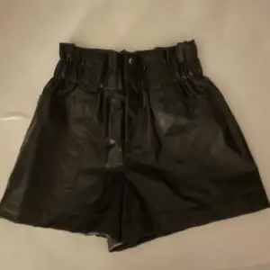 Jättefina skinn shorts (ej äkta skinn) i svart, aldrig använda då de är för stora för mig. Väldigt bekväma och snygga, passar med allt! Hör av er för mer info och bilder