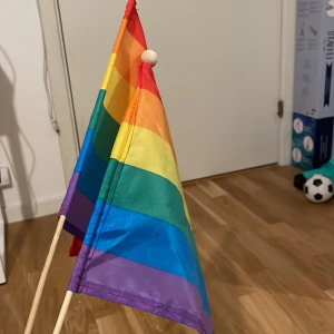 Pride flaga liten - bra kvalite, oandvändå endast en flagga kvar 