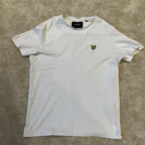 Lyle and scott t-shirt - Tröjan har inte används mycket, behöver bara strykas så kommer den vara som nu. 