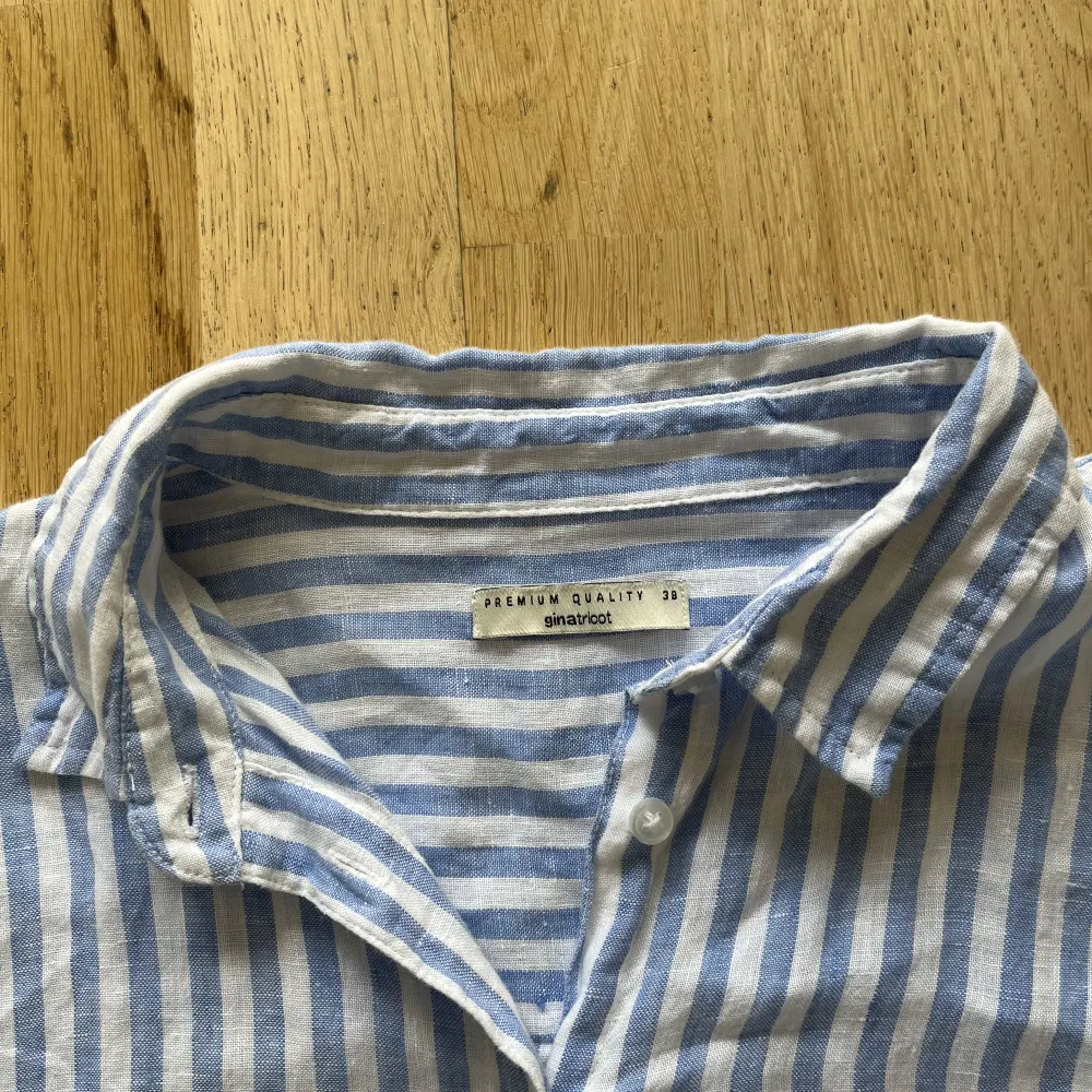 En ljusblå och vitrandiga skjorta ifrån Gina Tricot. Bra skick💕. Skjortor.