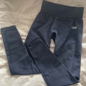 Träningstights  - Marinblå träningstights i seamless från Icaniwill, lagom använda men bra skick