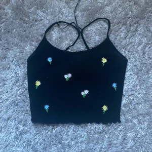 Blommigt linne - Jättefint sommarlinne. Perfekt att ha nu i sommar när det är varmt. ☀️ Bra kvalitet. Inte använd pga för liten. Lite ribbad så den sitter åt. Banden där bak är fästa med ett band så man kan andra storleken på banden men man kan ta bort den. Storlek Xs🩷💜