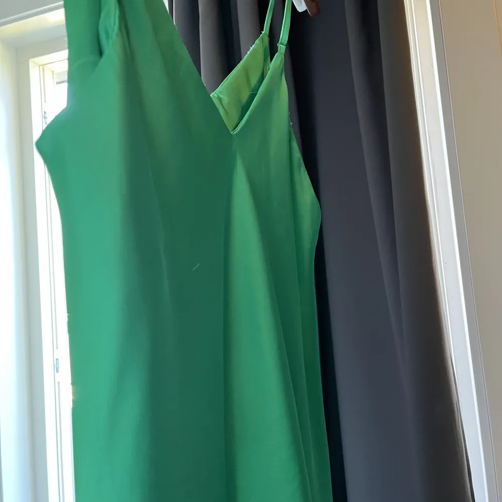 Två stycken likadana klänningar en grön och en vit. Båda är från bikbok i strl L, den vita är aldrig använd och den gröna är använd en gång. 150kr/st eller båda för 250kr. Klänningar.