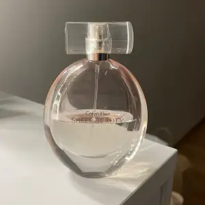 parfym från Calvin Klein! luktar supergott men har tröttnat på den💕 ca halva flaskan kvar och köpt för 500kr. säljs för 300kr el bud🫶🏻