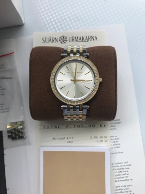 Michael Kors klocka  - Säljer en äkta Michael Kors klocka.  Köpt på Stjärn urmakarna i Malmö.  Nypris: 2 195kr   Batteriet på klockan fungerar. Möts upp i Malmö och klockan kan även fraktas.
