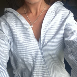 Ralph lauren - Ralph lauren skjorta, vit/blå randig storlek M som jag använt som oversized och haft nästintill bara axlar. Nyskick