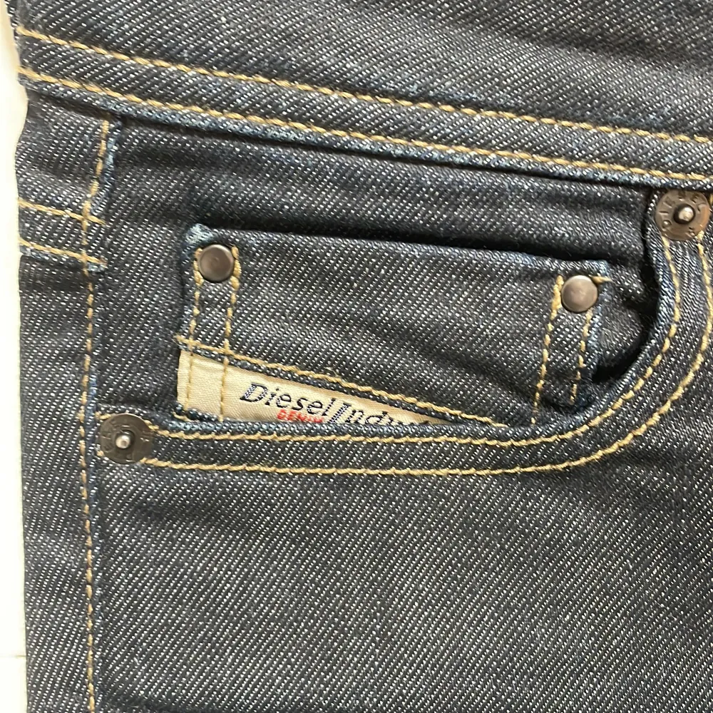 Lågmidjade och raka jeans drån diesel. Säljer då de är för små för mig. Skriv för mer bilder! (Köpare står för frakt). Jeans & Byxor.
