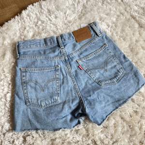 Säljer mina levis jeans shorts då de är för små, storlek 25 ✨ Super snygga och bra kvalité, används ca 10ggr så fint skick! 🌟 Nypris: 669kr ✨