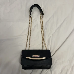 River Island väska  - River Island väska som har används få gånger. 