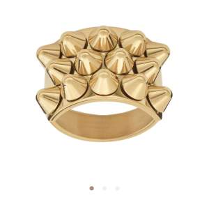 Säljer min jättefina Peak ring gold från Edblad då den inte används längre. Stl M/17,5 mm. Köpt sommaren 2022. Nypris 399kr, pris kan diskuteras! Använd, men inga defekter och tvättas självklart innan den säljs.⭐️