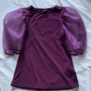 Lila topp - Perfekta festtoppen! Säljer då den tyvärr inte passar mig längre. Sparsamt använd och alltså i superbra skick! Stl XS