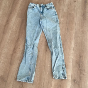 High waist straight side slit jeans - Fräscha jeans, knappt använda. 