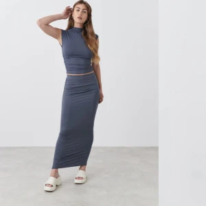 Gina tricot sett  - Gina tricot sett i grått. Kjolen köpt för 280 o och tröjan för 180. Aldrig använd. 