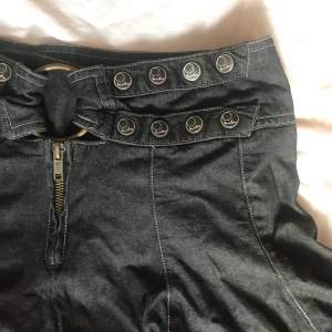 Vintage jeanskjol ♡ 70 cm i midjan och ca 34 cm lång- bra skick ♡ 