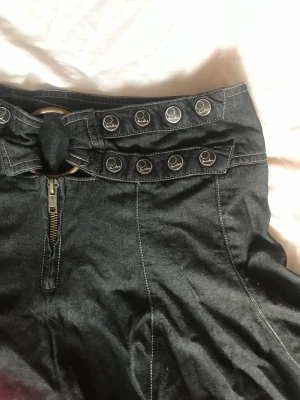 Mioko jeanskjol - Vintage jeanskjol ♡ 70 cm i midjan och ca 34 cm lång- bra skick ♡ 