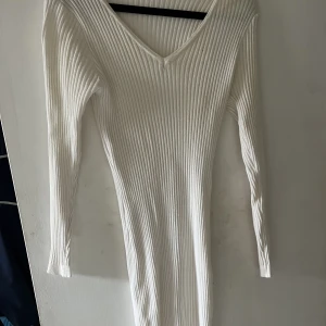 Klänning - Hej! Säljer denna fina stickade klänning!