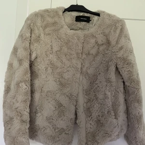 Jacka  - Använd ett fåtal gånger säljer då jag inte gillade den så mycket på mig. 