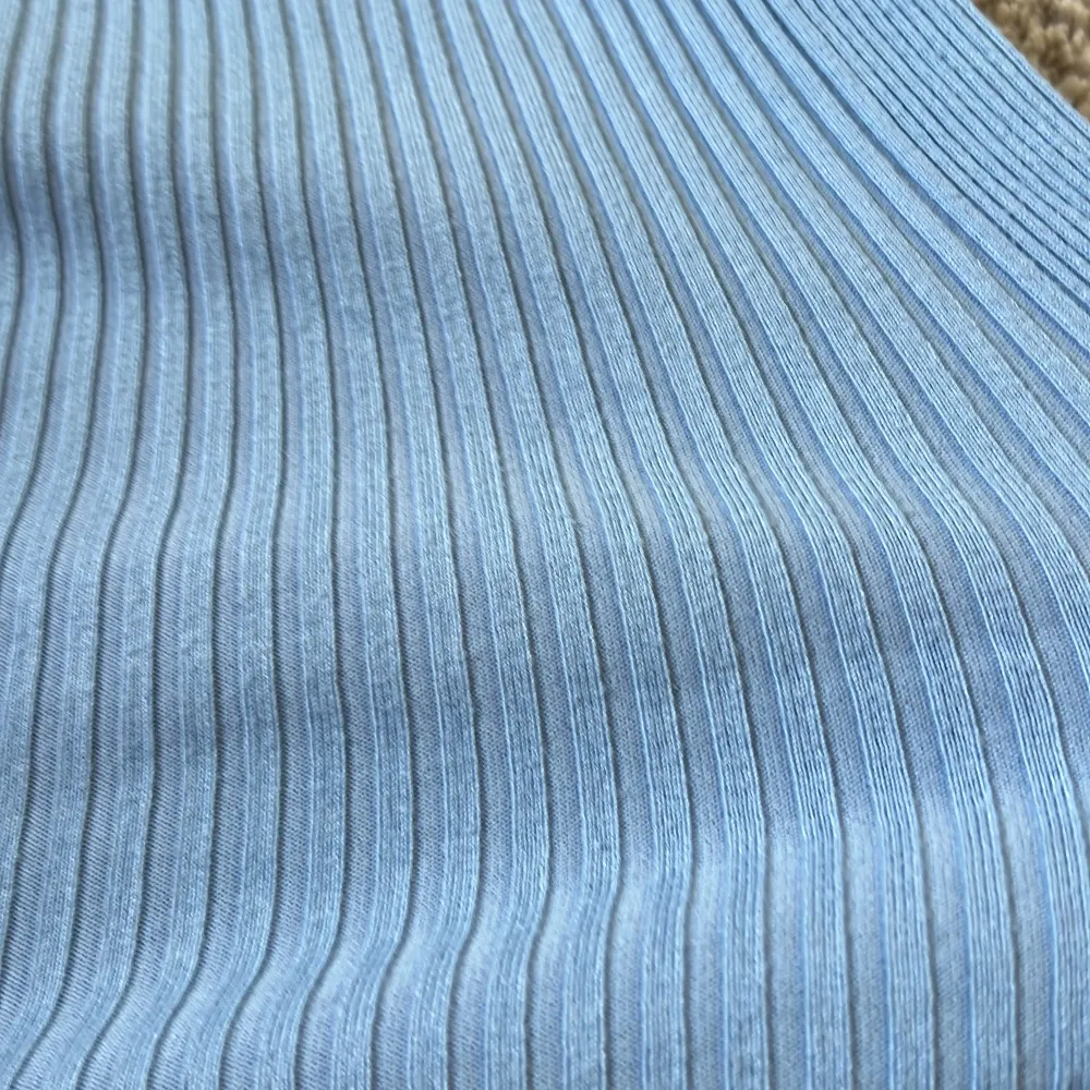 en skön blå tröja från zara! använd några gånger, inga tecken på användning. mycket stretchig🩵🩵🩵. Toppar.