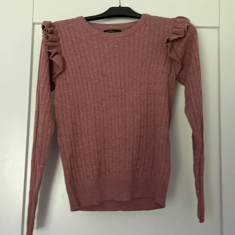 En mörk rosa tröja. Använd 1-2 ggr och är i nyskick. Pris kan diskuteras. . Stickat.