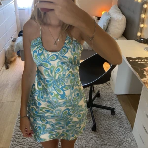 Fest klänning💙💚 - Skitsnygg festklänning från Gina Tricot i storlek XS💙💚