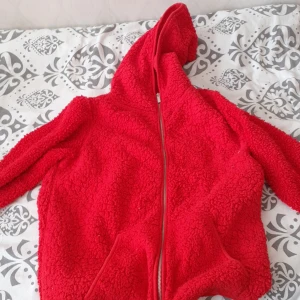 Röd tjock tröja  - En flugfig tröja. Den var köpt second hand så är lite sliten men går att använda. Jag har använt den typ 10 gånger. 