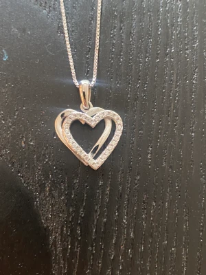 Silver halsband  - Silver halsband,köpt för 399 säljs för 200kr. Aldrig använt 💞